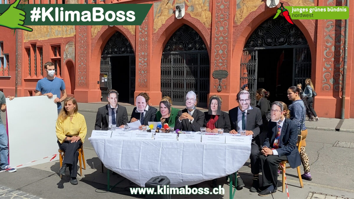 Gruppendiskussion vor dem Rathaus