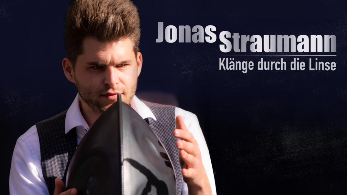 Jonas Straumman mir einer Handpan in der Hand