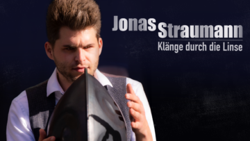 Jonas Straumman mir einer Handpan in der Hand