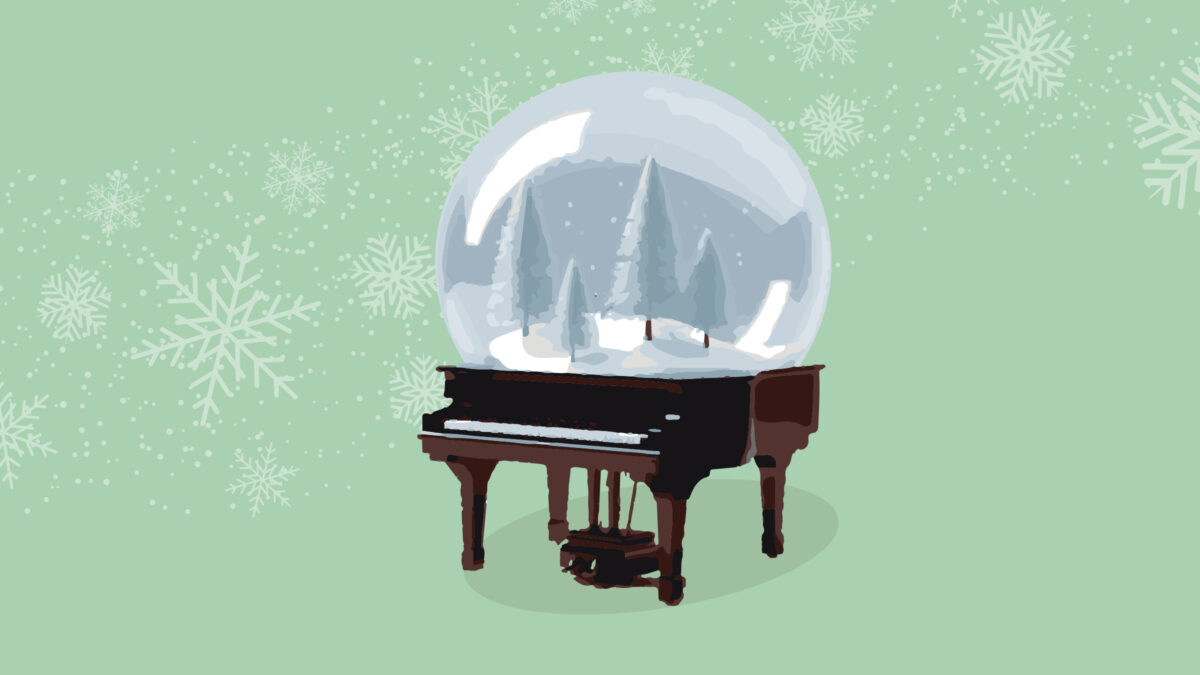 Pastellgrüner Hintergrund, darauf ein Konzertflügel, auf dem anstatt ein Deckel eine Schneekugel mit drei Tannen steht