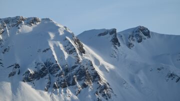 Schneebedeckter Berggipfel