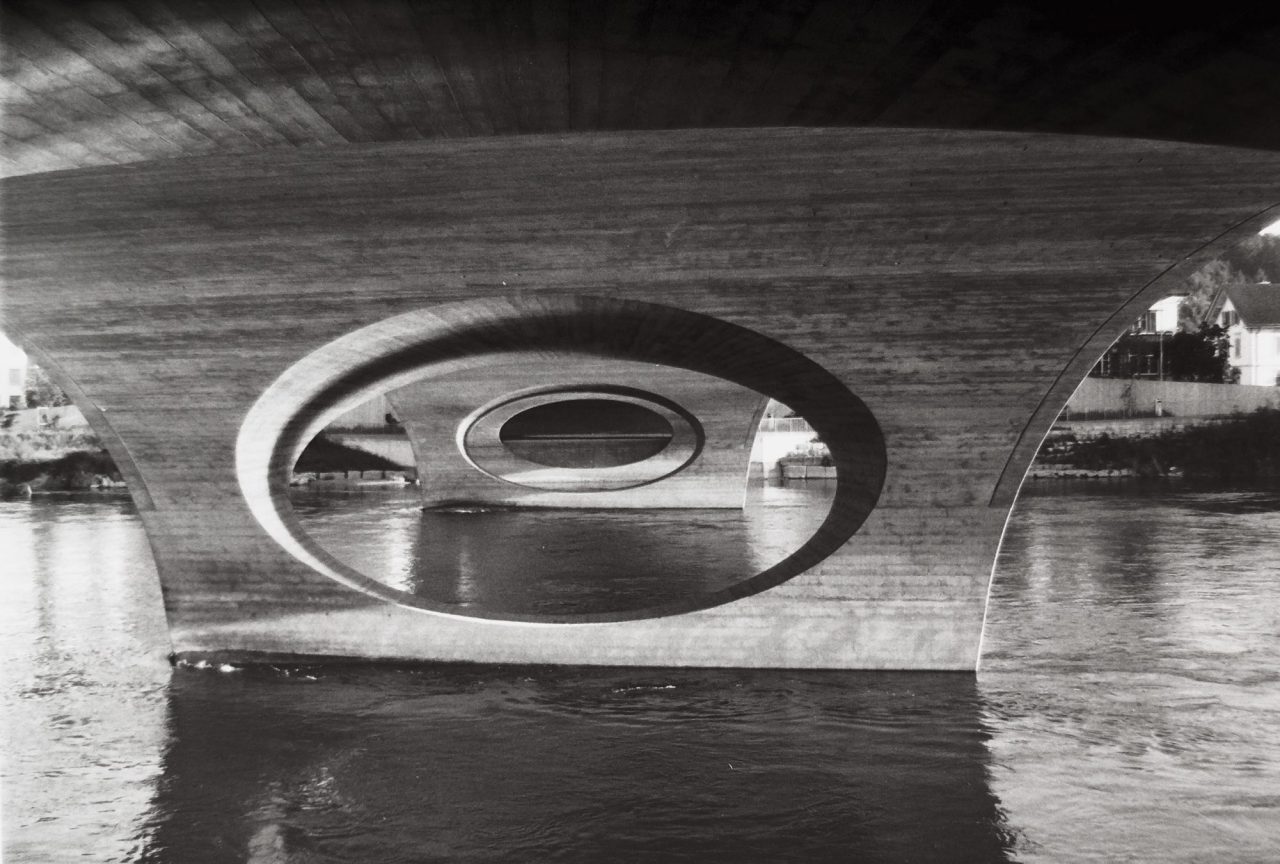 Schwarzweissfotografie unter der Kettenbrücke in Aarau.
