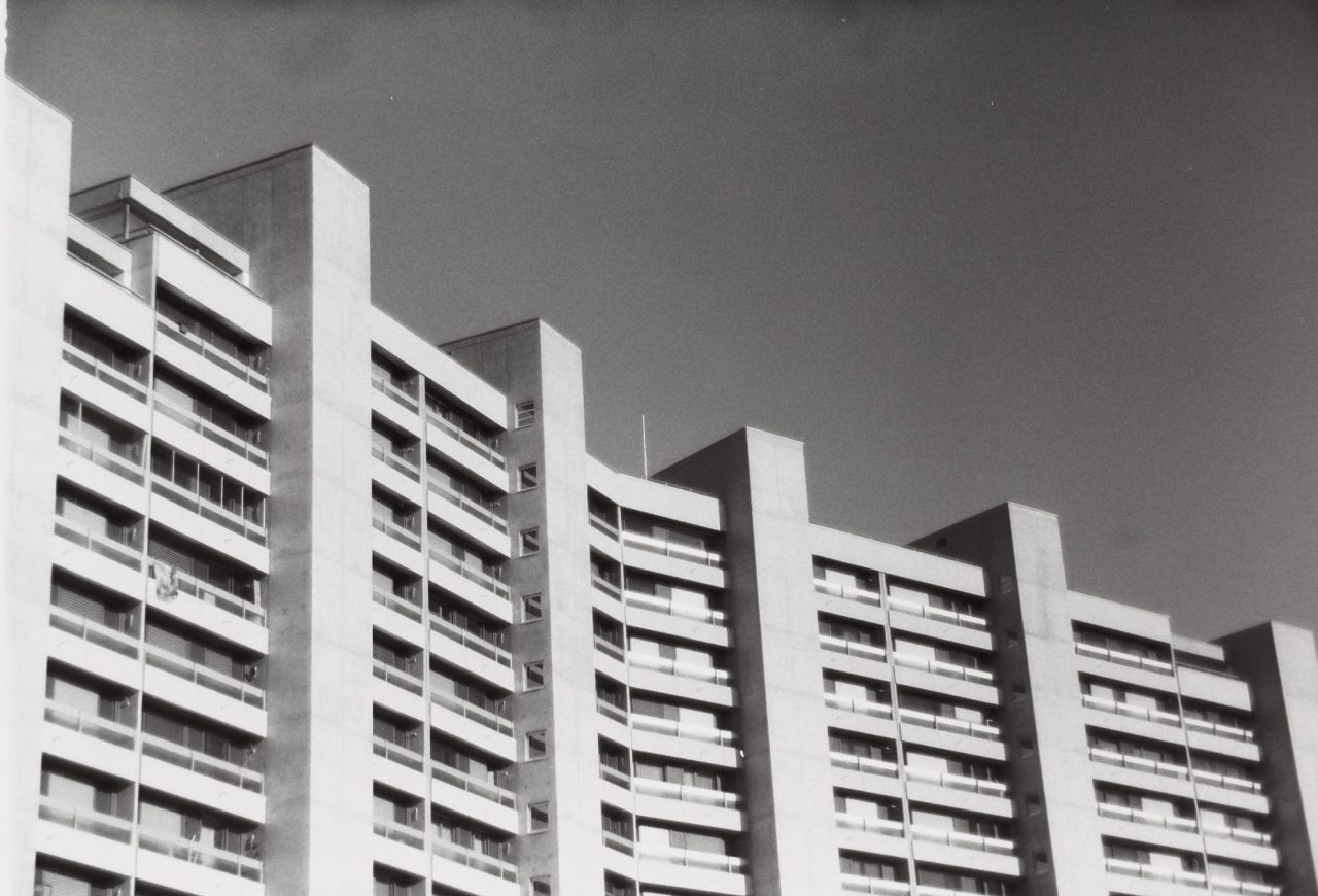 Schwarzweissfotografie im Telli-Quartier in Aarau. Auf dem Bild ist ein Hochhaus zu sehen.