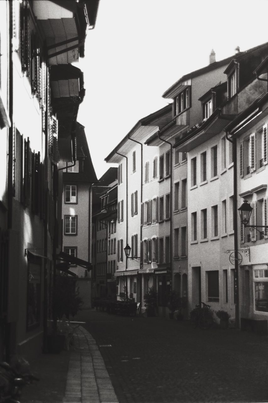 Schwarzweissfotografie von Häusern in der Altstadt Aarau.