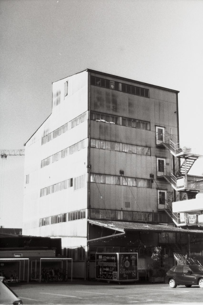 Schwarzweissfotografie vom KIFF in Aarau. Das Bild zeigt ein Industrie-Gebäude.