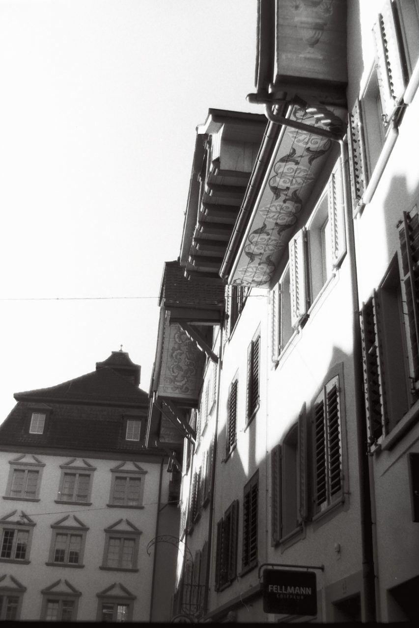Schwarzweissfotografie in der Altstadt von Aarau. Bemalte Giebel.