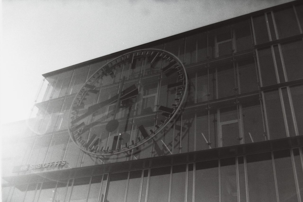 Schwarzweissfotografie der Bahnhofsuhr in Aarau.