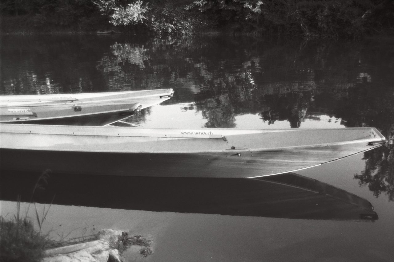Schwarzweissfotografie von zwei Booten auf dem Fluss Aare in Aarau.