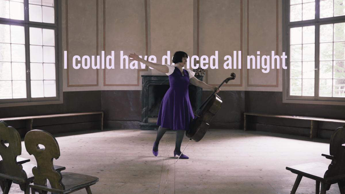 Eine Frau tanzt mit ihrem Cello in einem Pavillon und hinter ihr steht der Text "I could have danced all night"
