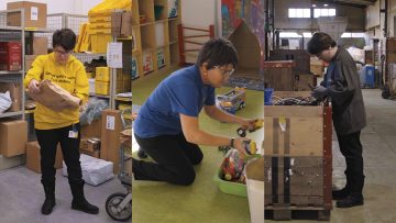 Bild in 3 Teile getrennt. Frau hält Postpaket. Frau sortiert Spielsachen. Frau sucht Kabel in Kiste.