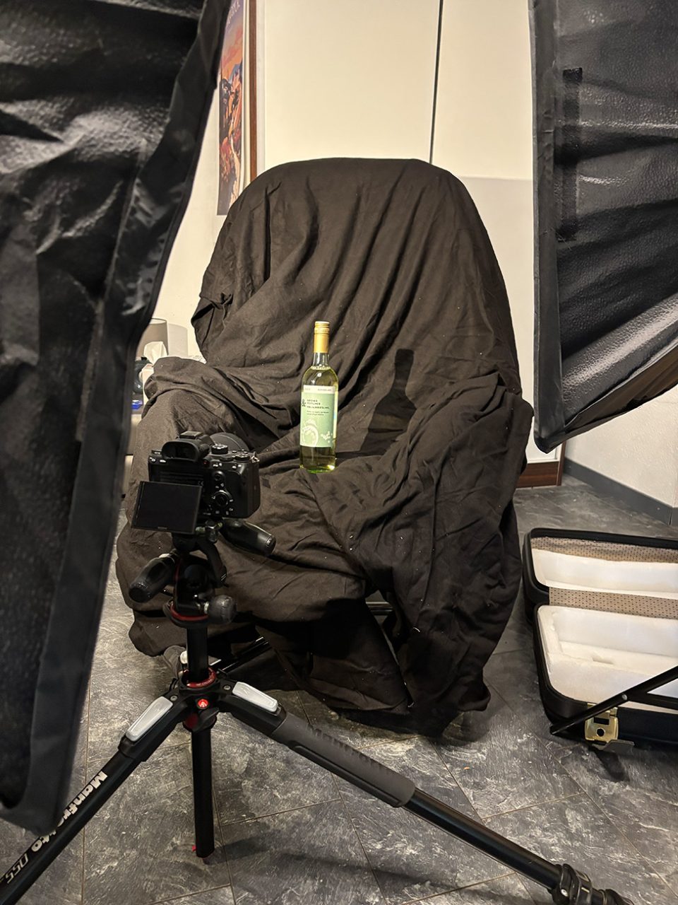 Bilder der Aufnahmen der Weinflasche. Softboxen, Kamera und Weinflasche sind zu erkennen. 