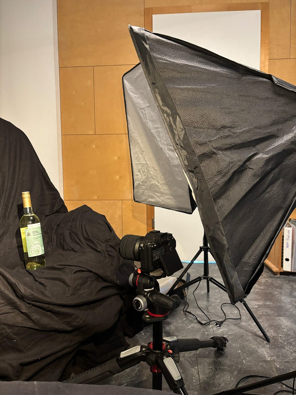 Bilder der Aufnahmen der Weinflasche. Softboxen, Kamera und Weinflasche sind zu erkennen. 