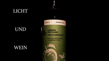 Bild einer Weinflasche und dem Schriftzug:" LIcht und Wein" in weiss abgedruckt.