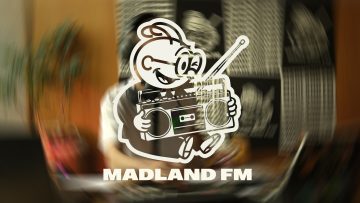 MADLAND FM Key-Visual mit verschwommenem Radiostudio im Hintergrund.