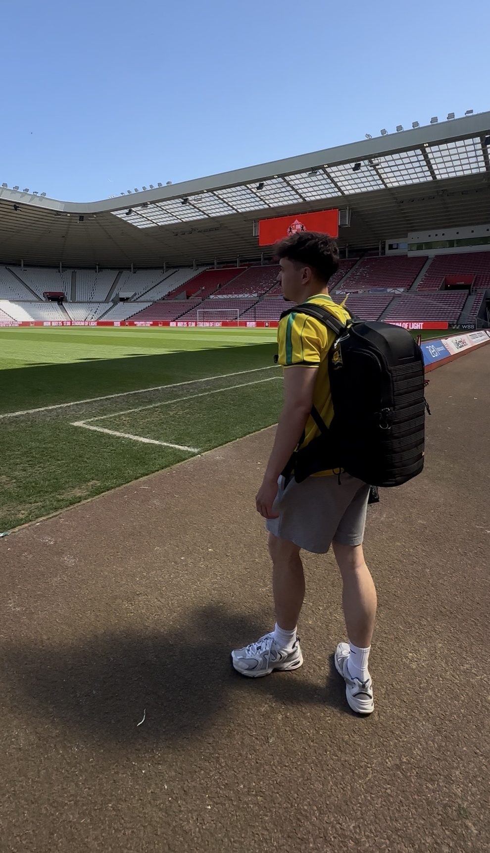 Severin bei der Besichtigung des Stadiums