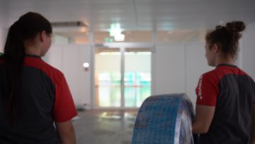 Zwei angehende Elektroinstallateurinnen bei der Arbeit