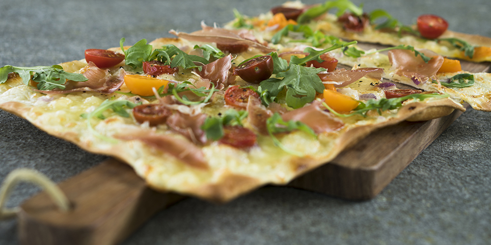 Bilderheader Flammkuchen mit Rohschinken und Rucola
