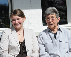 Grossmami und Anja an der Konfirmation 2012